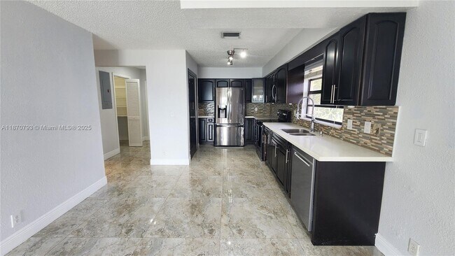 Building Photo - 513 S Ocean Dr