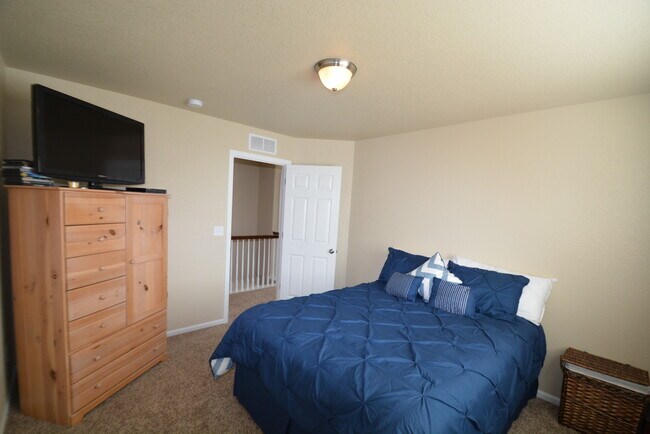 Building Photo - Beautiful 2-story home in D-49 available to move in on 05/01/2026! The owner allows 1 dog up to 7...