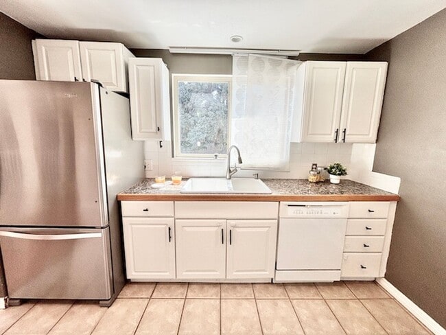 Building Photo - FREE AUGUST RENT!! - Sweet Bungalow in Par...