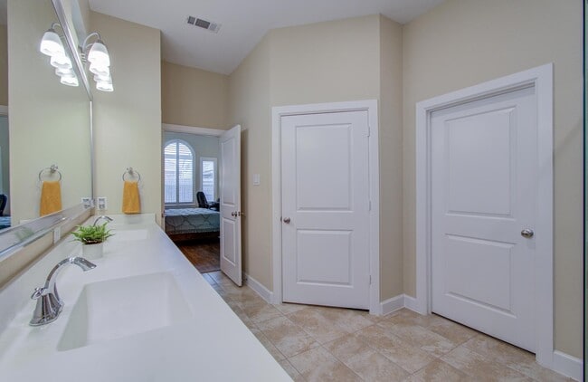 Building Photo - 11810 Dockside Shores Dr