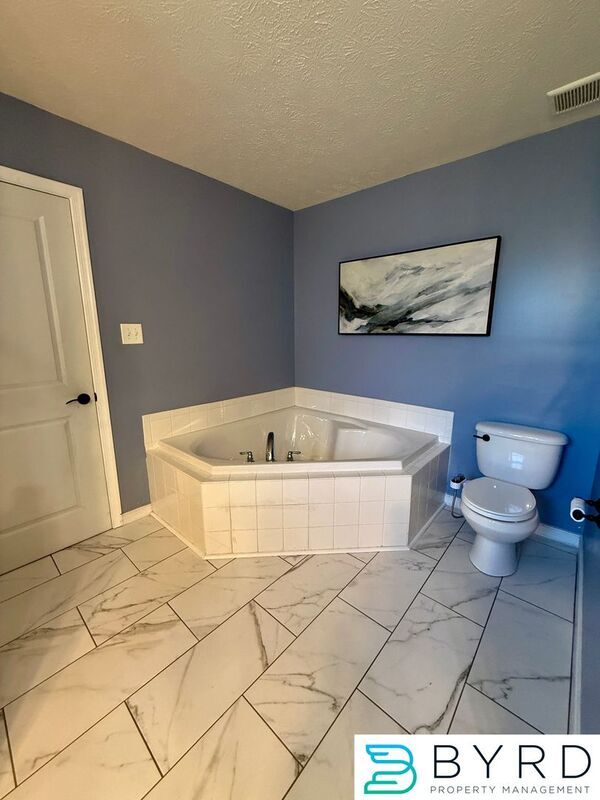 Building Photo - 1001 Greenview Dr