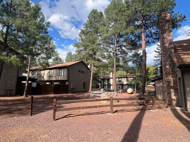 Building Photo - Updated Townhouse backed by National Forest