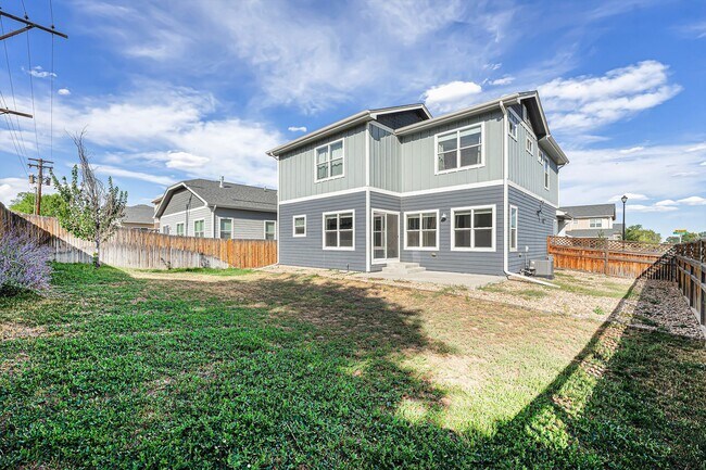 Building Photo - Bright & Spacious 3-Bedroom Home on a Corn...