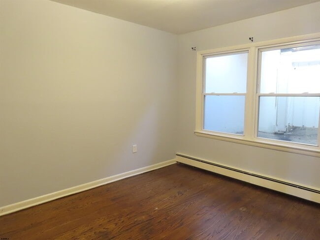 Building Photo - 139 N Dorset Ave