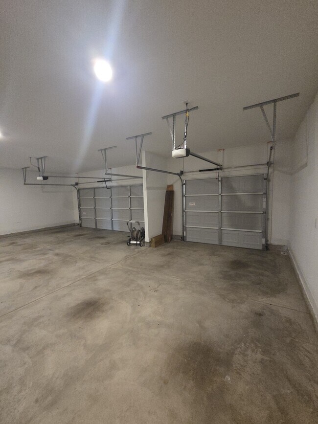 Building Photo - 2105 Thornbury Cove