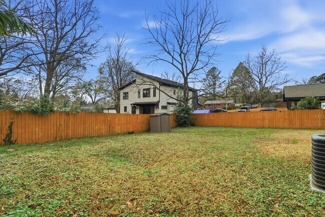 Building Photo - 3 Bedroom Home with a deck in Plaza-Midwood!