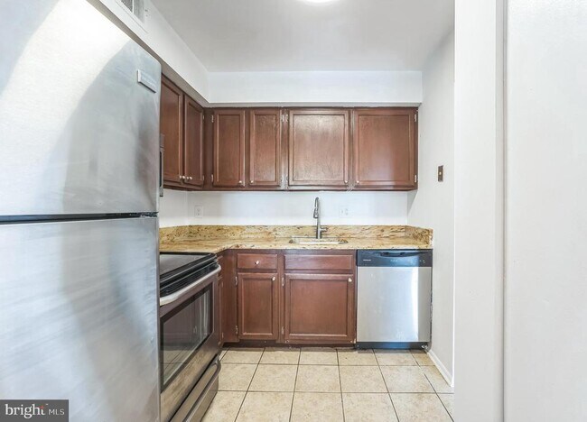 Building Photo - 5758 Village Green Dr