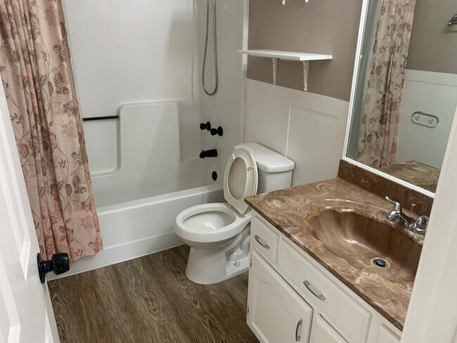 Building Photo - 5545 Oak Branch Cir N