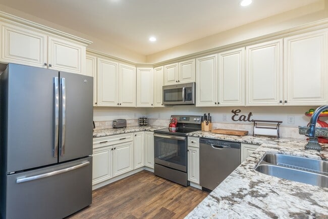 Building Photo - Black Mountain Rental!