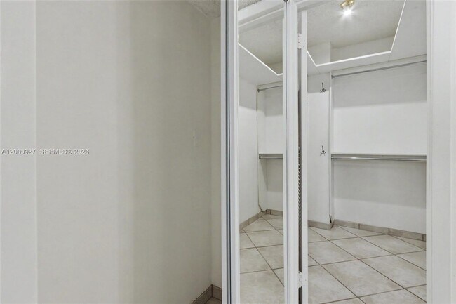 Building Photo - 500 Bayview Dr