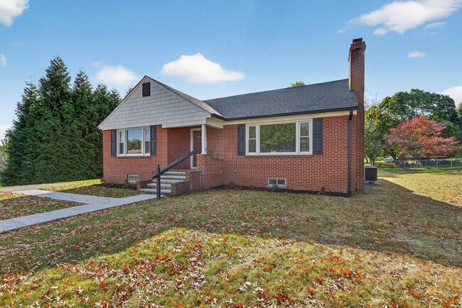 Building Photo - 250 Gillespie Dr NE