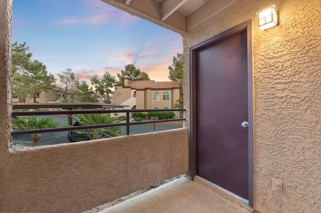 Building Photo - Stunning 3 bedrooms 2 full bathrooms first...