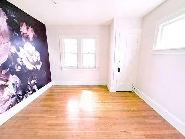 Building Photo - 3 BED 1 BATH BEAUTIFUL SINGLE FAMILY HOME