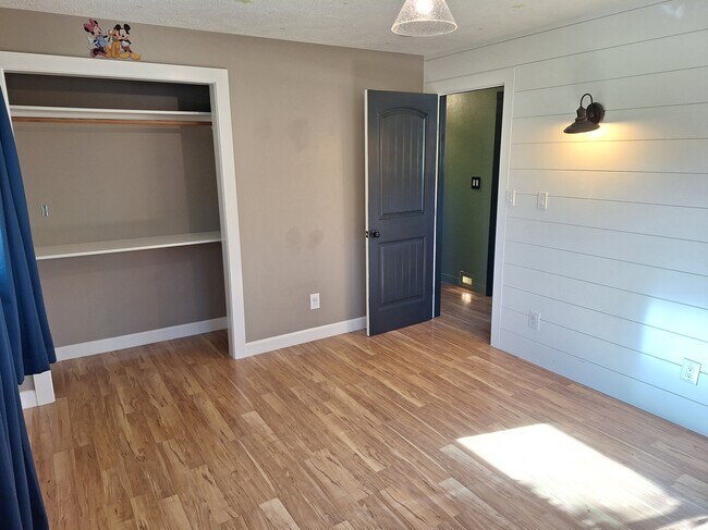 Building Photo - 2437 N Curtis Rd