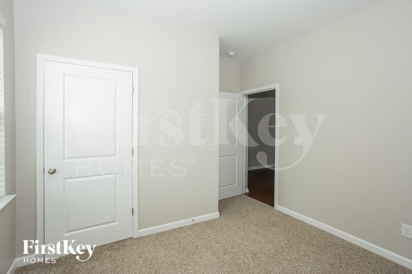 Building Photo - 133 Kingsway Dr