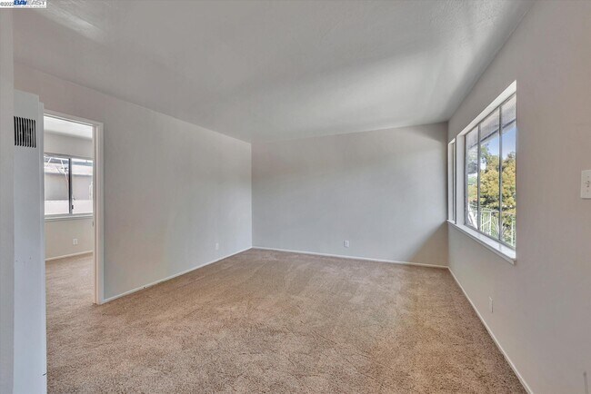 Building Photo - 264 Chumalia St