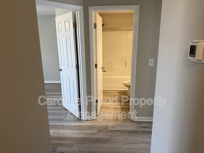 Building Photo - 321 S Pointe Dr