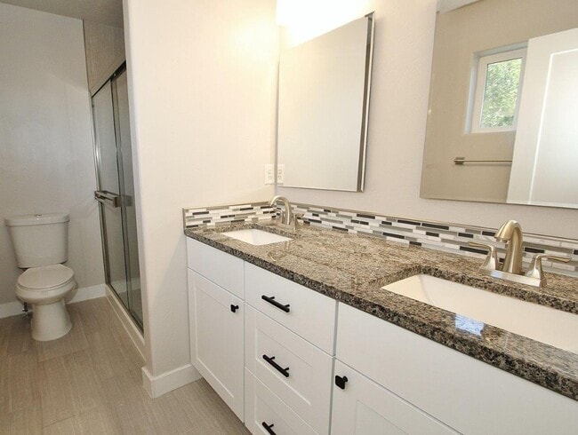 Building Photo - Immaculate Townhouse in Quiet Community