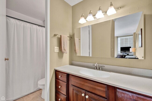 Building Photo - 1660 N La Salle Dr