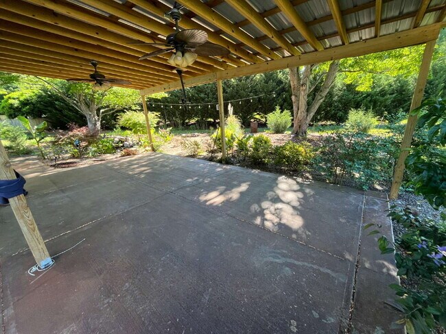Building Photo - "Charming 3-Bedroom Retreat with Granite Elegance & Cozy Fireplace in Kernersville!"