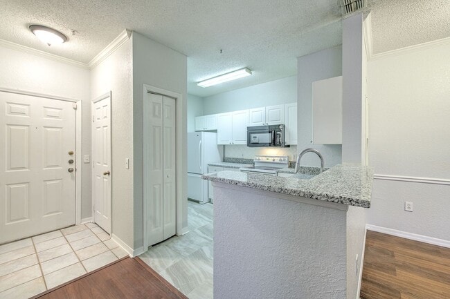 Building Photo - Very nicely upgraded  2bed/2bath 2nd floor...