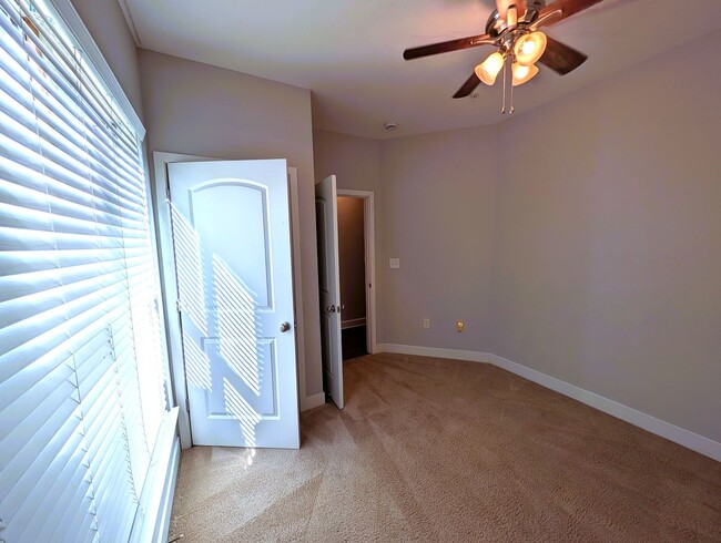 Building Photo - Beautiful, 3 bed, 2 bath Townhome Located in the Seigle Point Community!