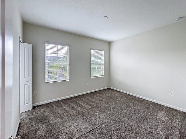 Building Photo - Available Now!  Charming 3-Bedroom Townhou...