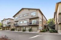 Building Photo - 670 NE Roydon Ln