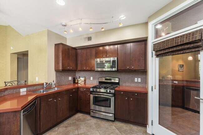 Building Photo - 780 E Palm Canyon Dr