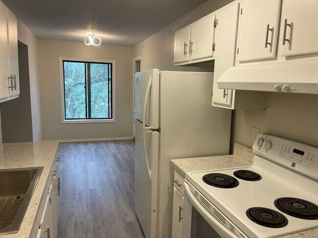 Building Photo - 25 Woodsedge Dr