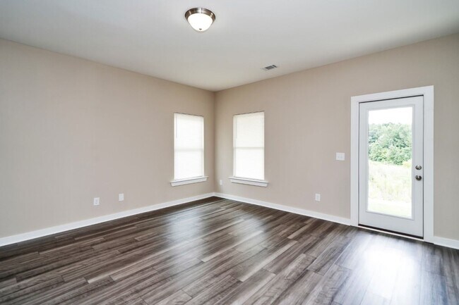 Building Photo - Gorgeous 3BR Home – Fresh Renovation with Appliances Included!