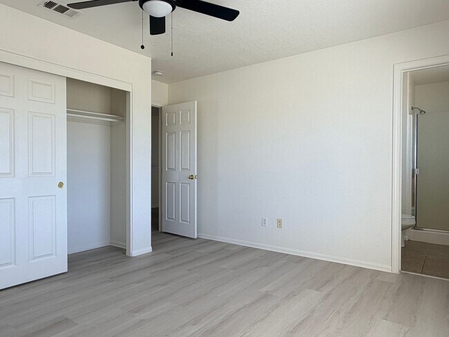 Building Photo - 9236 Peach Ave