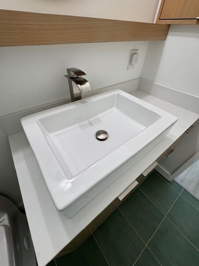 Building Photo - Modern Alamitos Beach 2 bedroom Condo plus...
