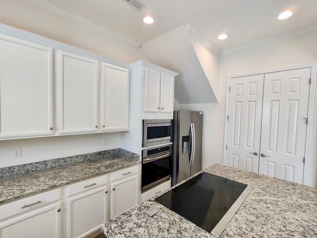 Building Photo - LUXURIOUS HIGH-END 2-story townhome in Market Common - walk to everything!