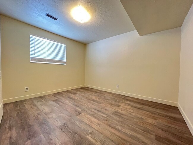 Building Photo - 4 Bedroom/2 Bathroom House in Midvale
