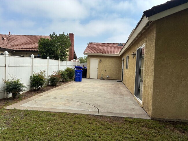 Building Photo - 3 Bedrooms with big backyard