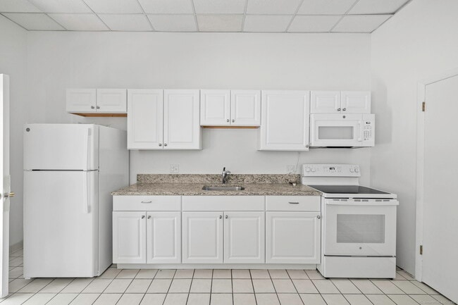 Building Photo - 2437 Bedford St