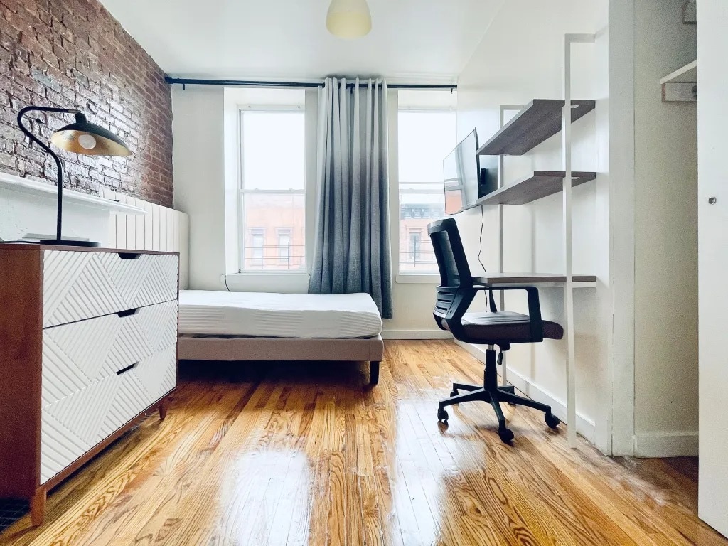 Building Photo - Furnished room/NOT APARTMENT