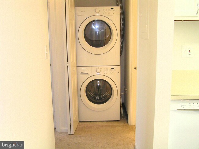 Building Photo - 5817 Cove Landing Rd