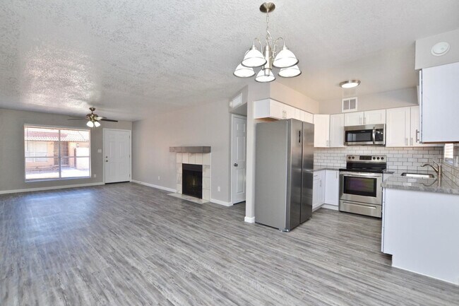 Building Photo - 645 N Arrowhead Dr