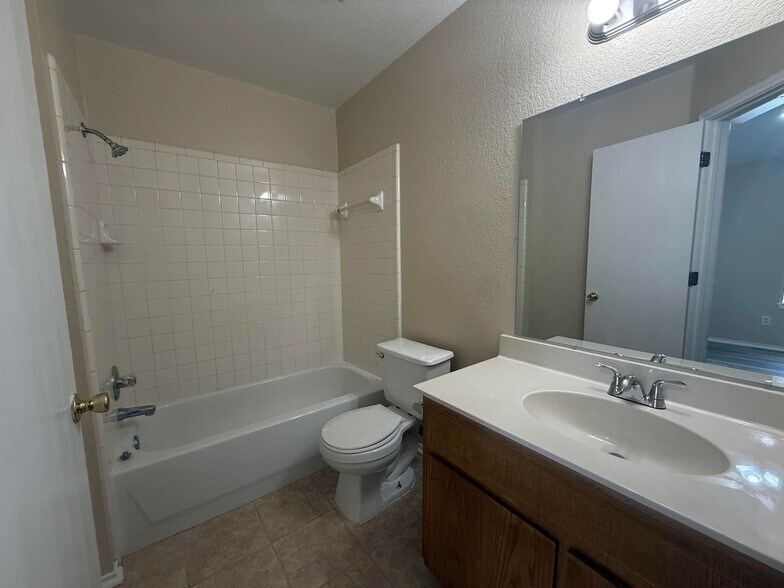 Building Photo - 4000 Doraine Ct
