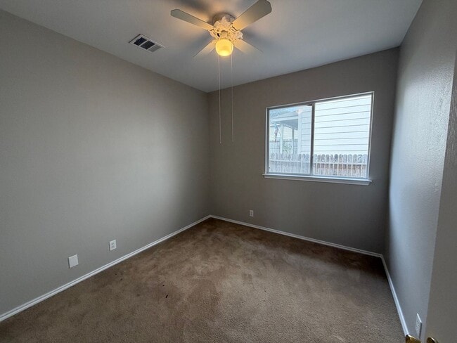 Building Photo - CENTRALLY LOCATED 3 BEDROOM SINGLE STORY HOME IN STEUBING RANCH SUBDIVISION*ISLAND KITCHEN