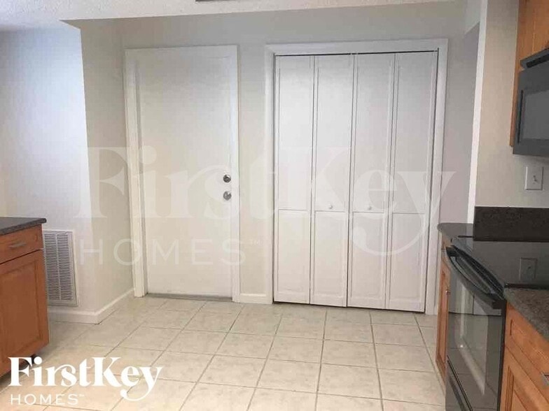 Building Photo - 833 Weeburn St