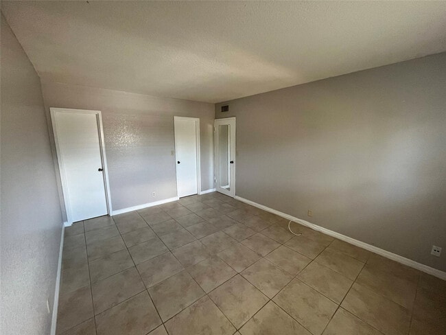 Building Photo - 2020 NE 56th St