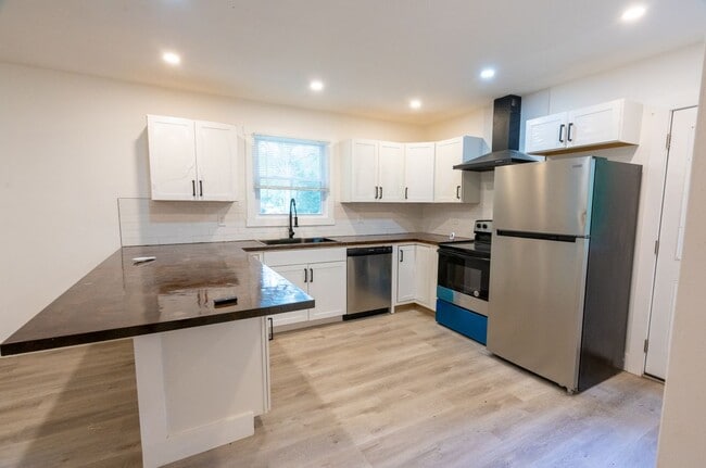 Building Photo - 3822 Bakers Ferry Rd SW