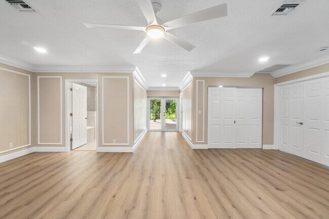 Building Photo - 5065 Horseshoe Cir N