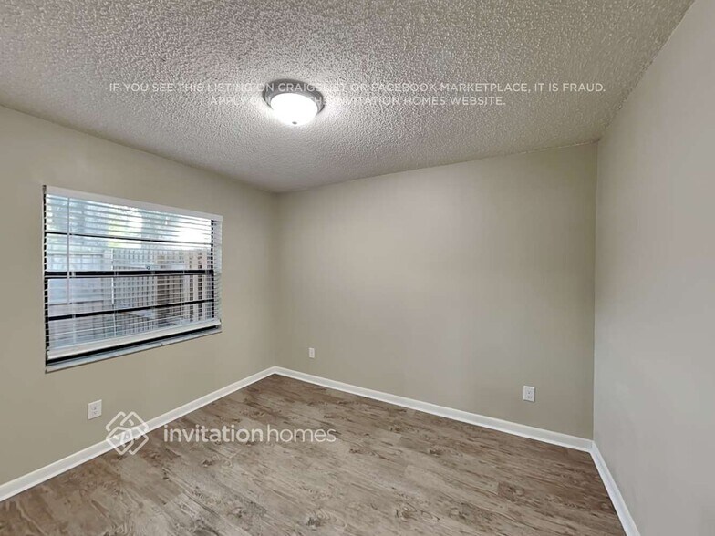 Building Photo - 11301 Hollyglen Dr