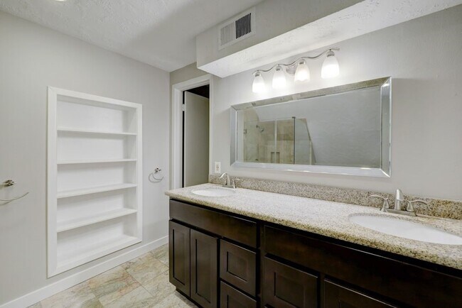 Building Photo - 3605 Plumb St