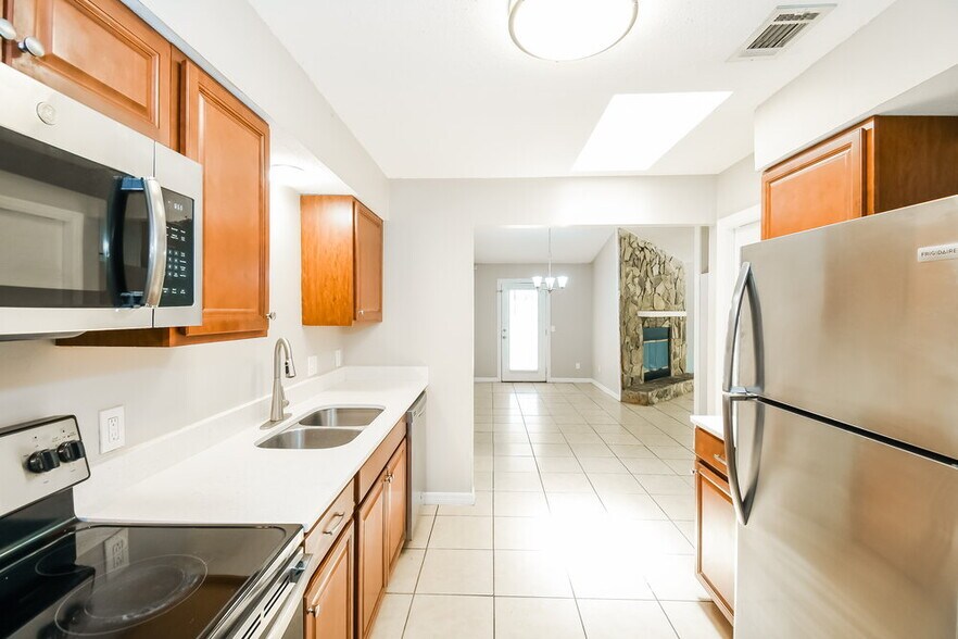 Building Photo - 1834 Manitoba Ct N