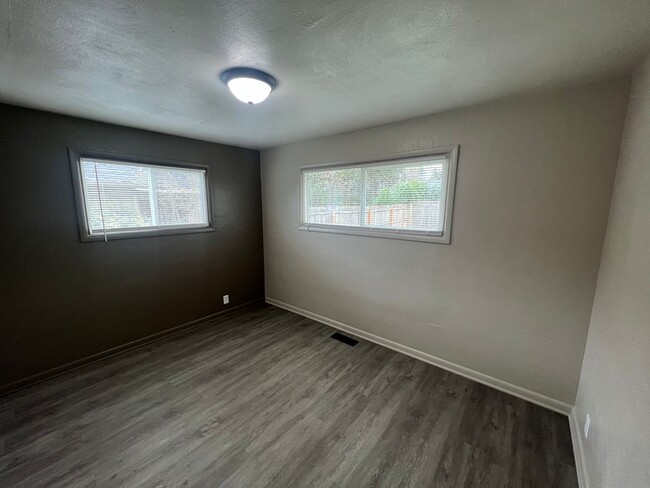 Building Photo - Fully Remodeled Three Bedroom Home in Sout...